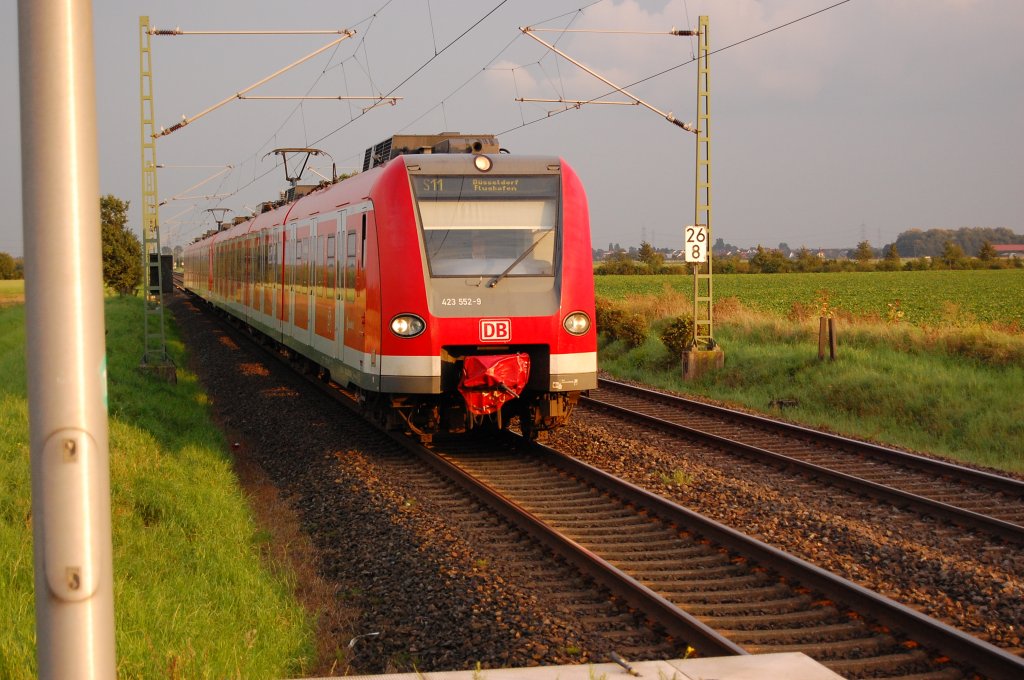 423 552-9 als S11 unterwegs bei der Einfahrt in den HP Allerheiligen am 2.9.2010, Ziel der Fahrt ist der Flughafen Dsseldorf.