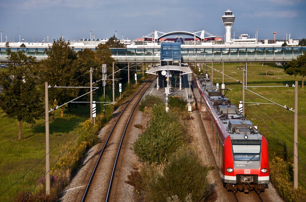 423 576 als S8 zum Flughafen Mnchen, am 05.09.2010 kurz vorm Besucherpark.