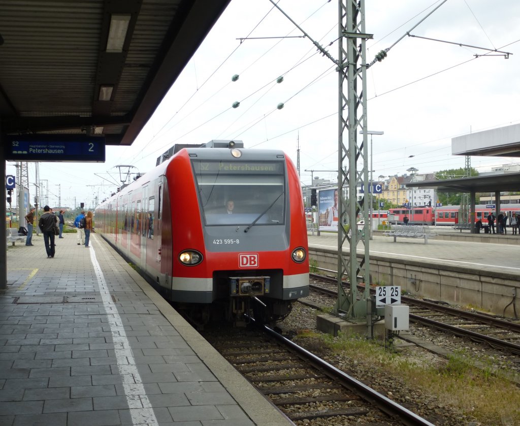 423 595-8 fhrt hier als S2 nach Petershausen in Mnchen Ost ein, 23.Mai 2013.