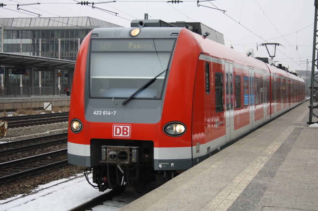 423 614-7 hatte am 05.02.10 den Zuglauf der S20 Richtung Pasing. Bild entstand am Heimeranplatz in Mnchen. 