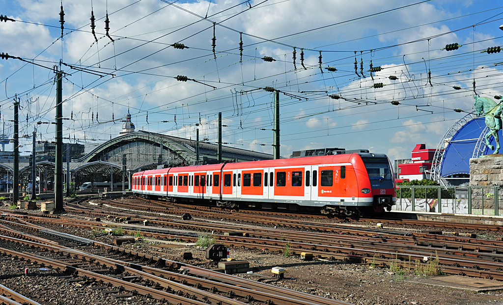 423 633-1 S-Bahn Kln fhrt in den Klner Hbf ein - 21.09.2010