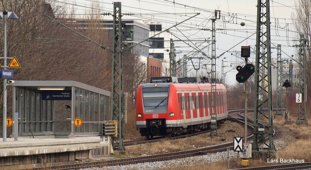 423 647-7 als S7 nach Aying bei der Einfahrt in den Bahnhof Heimeranplatz am 20.03.10.