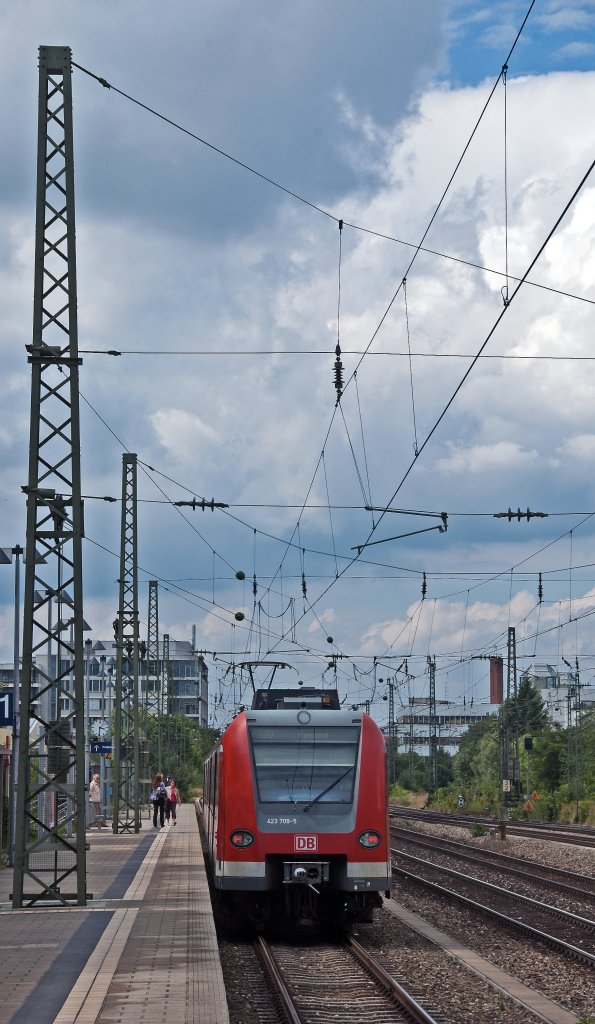 423 703 als S20 nach Pasing bei der Einfahrt in die Station Heimeranplatz.