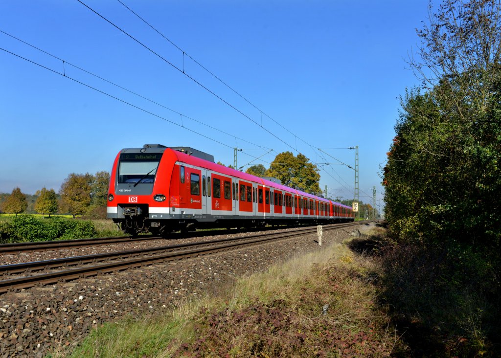 423 704 als S1 nach Mnchen Ostbahnhof am 20.10.2012 unterwegs bei Mnchen-Feldmoching.