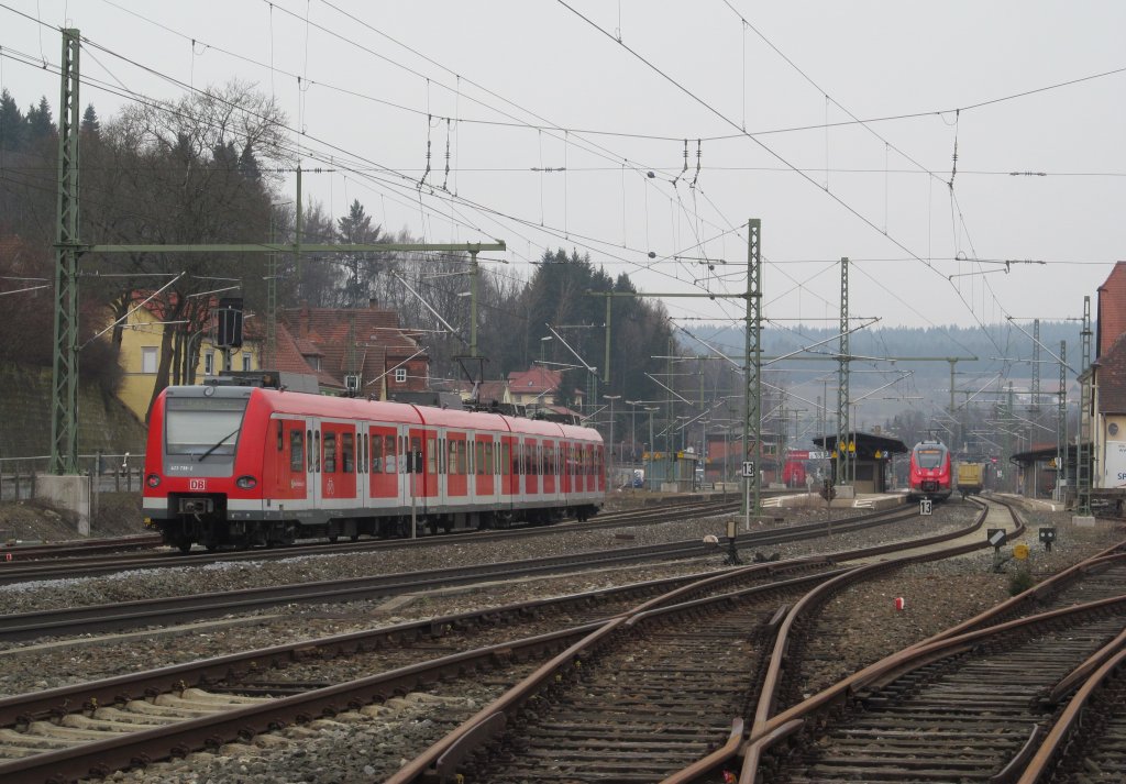 423 739-2 erreicht am 27. Mrz 2013 den Bahnhof Kronach auf Gleis 4. 