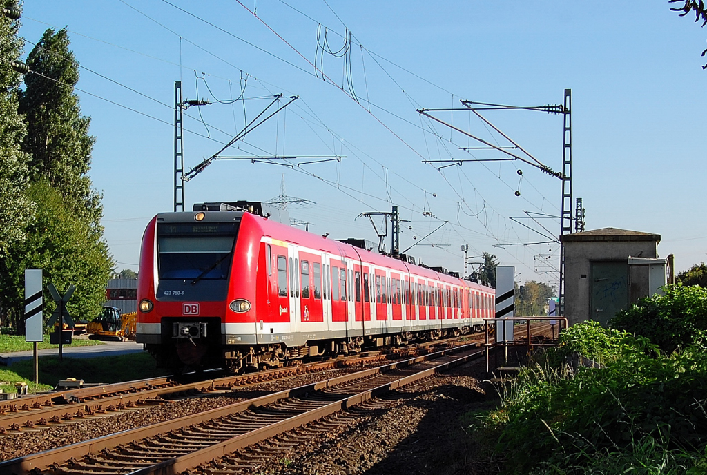 423 750-9  mit unbekanntem Bruder auf der S11 in Nievenheim Kohnacker am 11.10.2010 unterwegs.