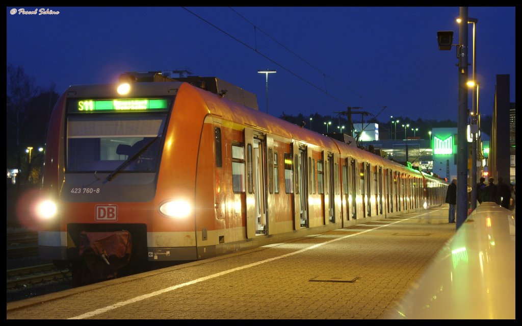 423 760 Doppeltrak. bei seiner Pause im Bergisch Gladbacher Bahnhof.
28.02.09 18:48 Uhr