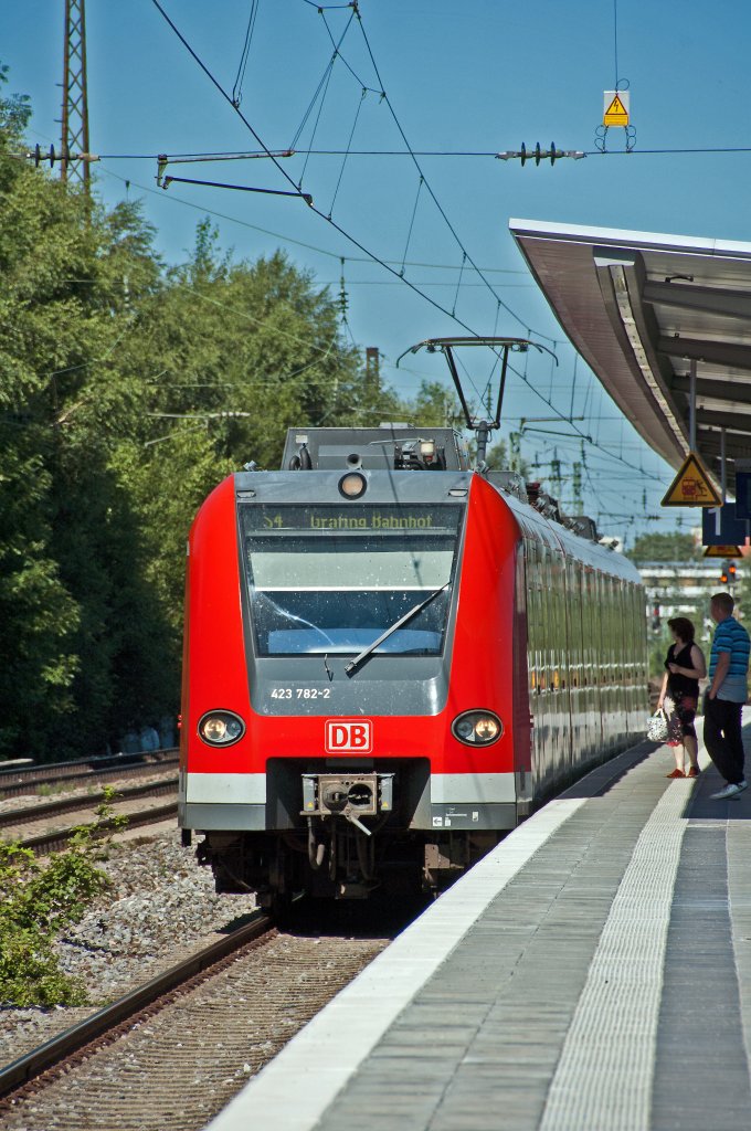 423 782 als S4 nach Grafing Bahnhof, am 01.08.2010 bei der Einfahrt in den Bahnhof Berg am Laim.