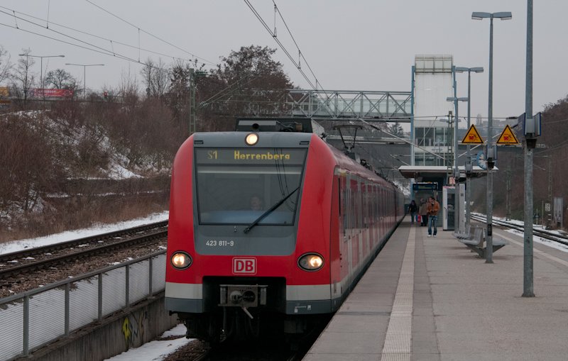 423 811-9 + 423 367-2 als S1 nach Herrenberg am 23. Januar 2010 in Stuttgart-sterfeld.