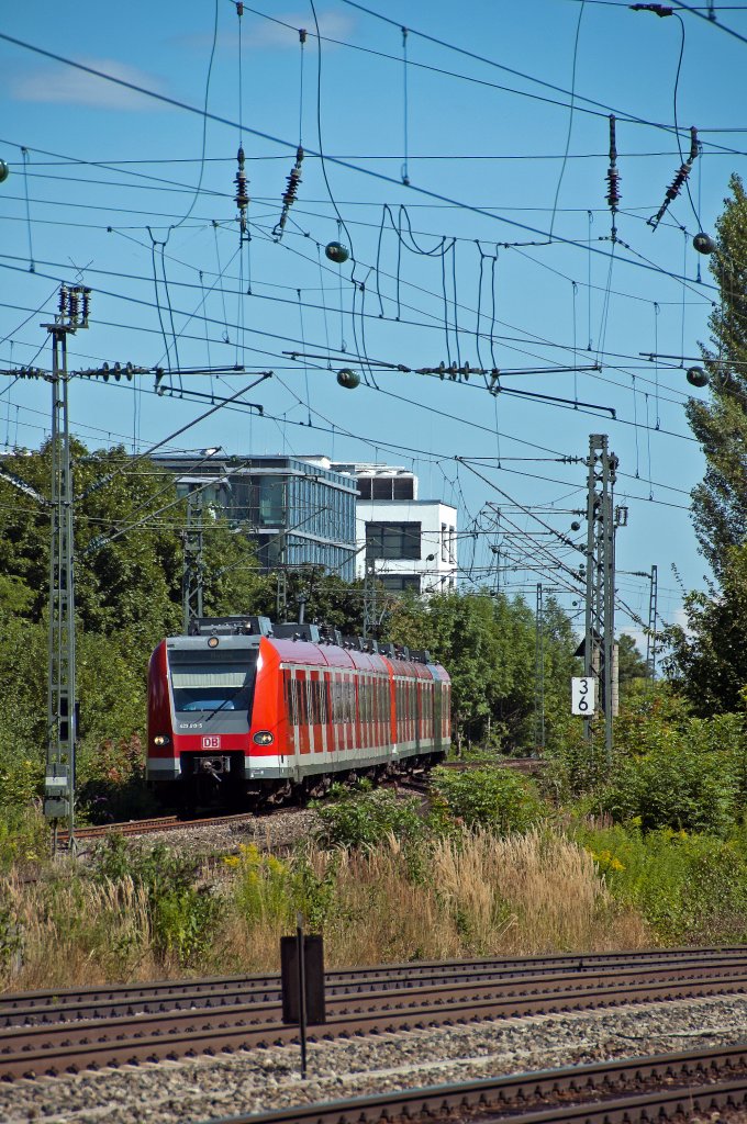 423 813 als S7 nach Aying, am 01.08.2010 bei der Einfahrt in Mnchen Heimeranplatz.