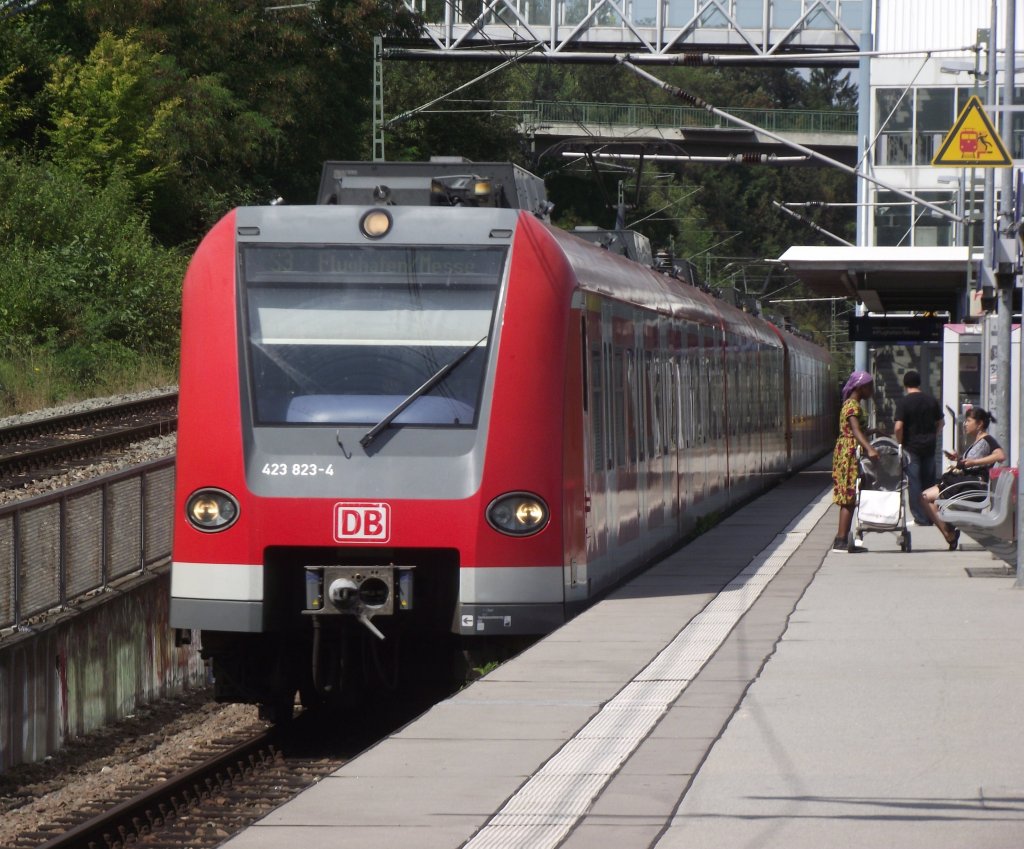 423 823-4 der Stuttgarter S-Bahn erreicht am 23. August 2011 als S3 nach Flughafen/Messe den Bahnhof Stuttgart-sterfeld.