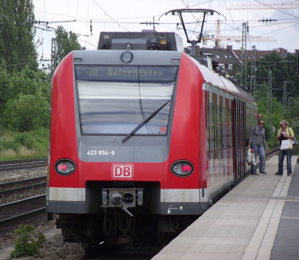 423 854-9 der S-Bahn Mnchen steht am 24. Juni 2011 als S 20 nach Deisenhofen im Bahnhof Mnchen-Heimeranplatz.