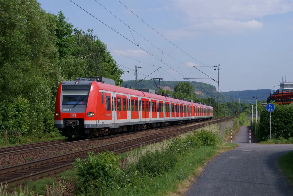 423 857-2 und ein weiterer ET 423 der S-Bahn Mnchen fahren am 02.06.2012 durch Bonn-Limperich
