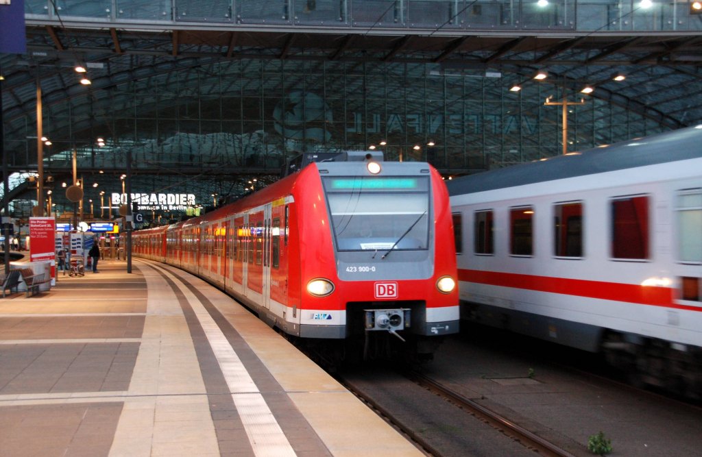 423 900 verlsst am 26.10.09 den Berliner Hbf zum Zielbahnhof Ostbahnhof.
