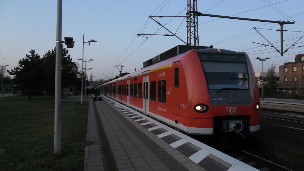 424 001-6, der S-Bahn Hannover  Taufnahme Burgdorf , am 12.11.2011 in Lehrte.