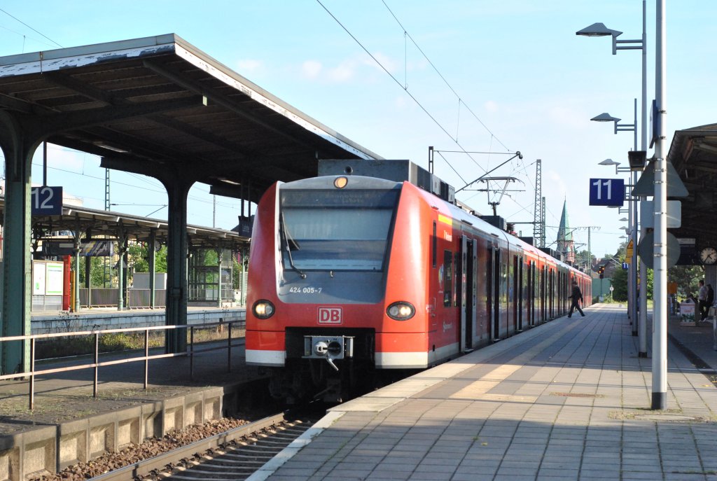 424 005-7, steht zur Abfahrt in Lehrte am 21.09.2010 bereit.