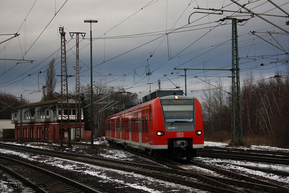 424 036 fhrt in den Bahnhof Lehrte am 25.12.09 ein