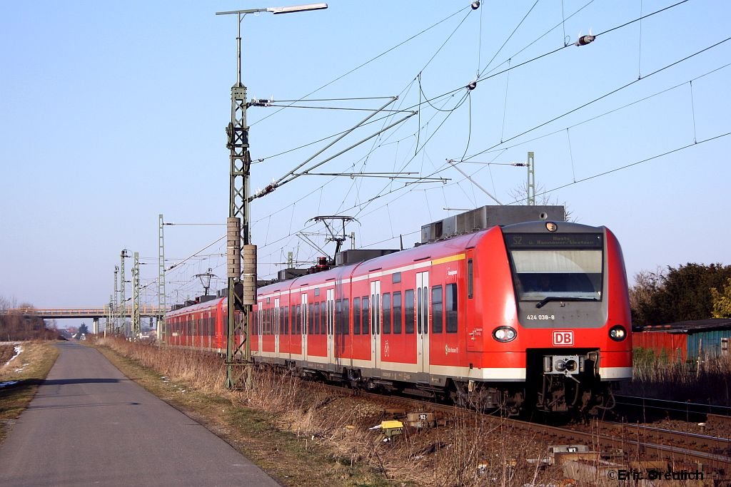 424 038 mit einer S2 auf dem Weg von Nienburg nach Haste kurz vor Weetzen am 9.3.10.