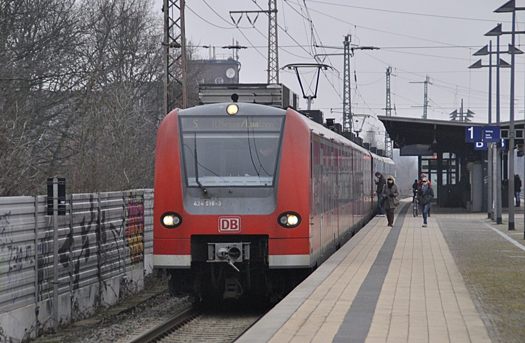 424 516-3, am 17.02.2011 in Hannover/Bismarkstrae. Wegen eines Polizei einsatzes fuhr die S-Bahn nur bis Hannover/Messe Laatzen.