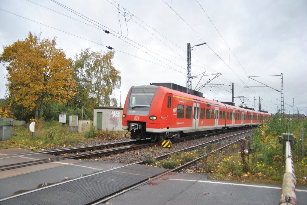 424 538-7 passiert am 24.10.10 einen Bahnbergang in Lehrte.