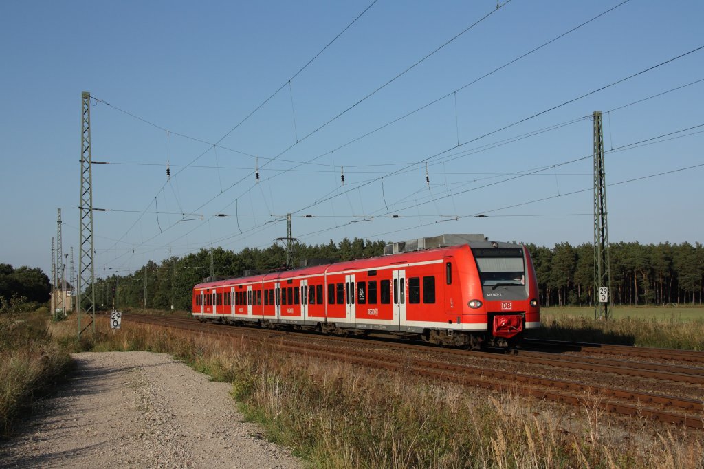 425 007-2 fhrt als Regionalbahn nach Schnebeck-Salzelmen ber Magdeburg Hbf in den Bahnhof Angern-Rogtz ein. Fotografiert am 16.09.2012.