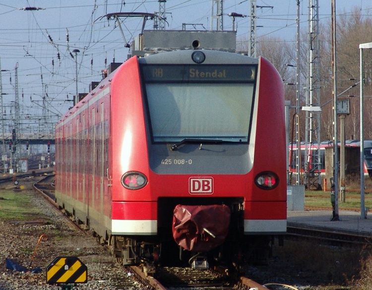 425 008-0 steht als RB nach Stendal im BW Stendal abgestellt.(15.01.2011)
