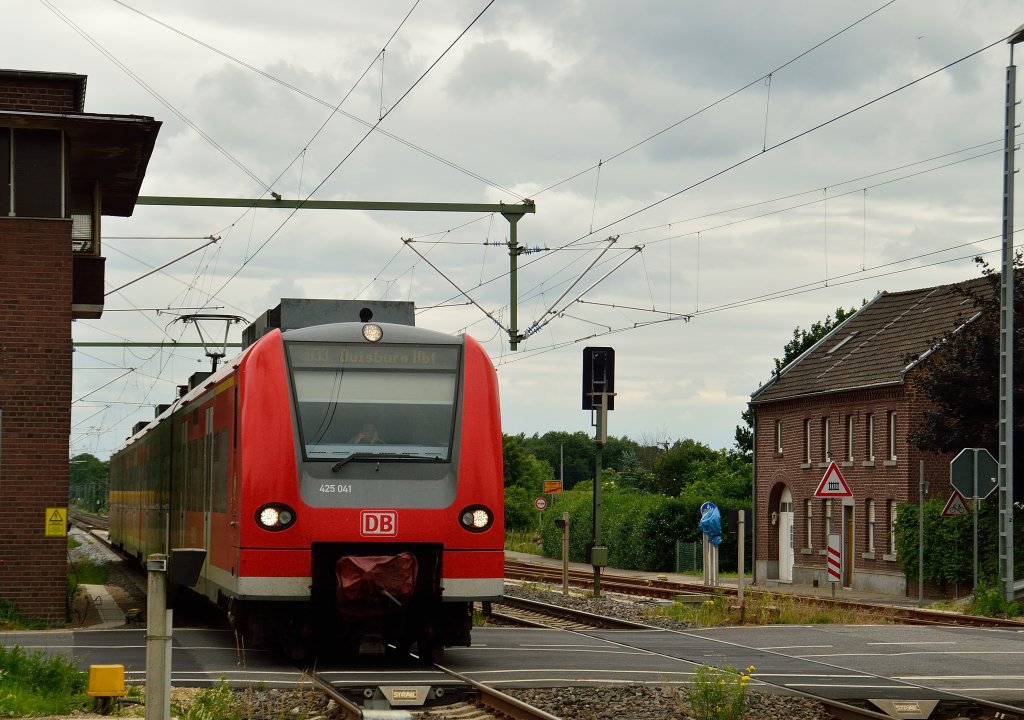 425 041 als RB33 auf dem B im Bahnhof Lindern. Samstag den 22.6.2013