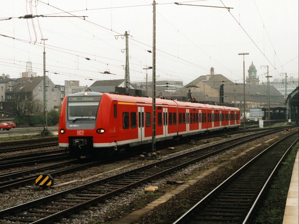 425 050-2/425 550-2 mit RB 40 Ruhr-Lenne-Bahn 98644 Hagen-Essen auf Hagen Hauptbahnhof am 21-4-2001. Bild und scan: Date Jan de Vries.

