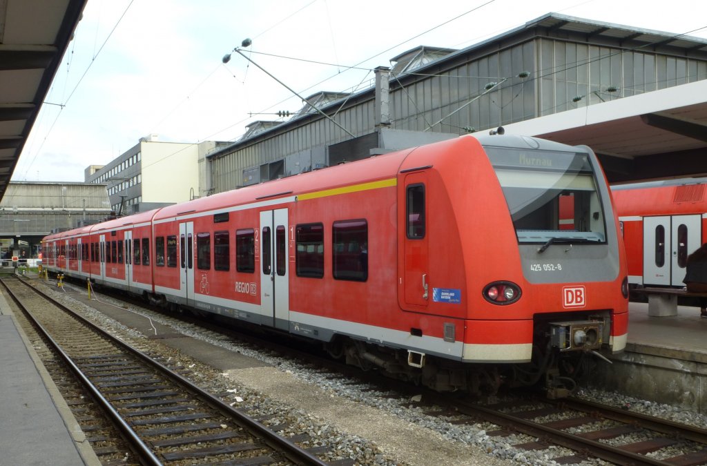 425 052-8 steht hier als RE nach Murnau im Mnchner Hbf, 23.Mai 2013.