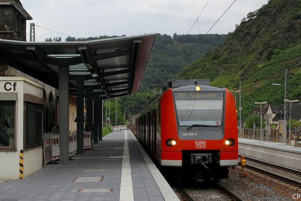 425 059-3 wartet am 26.8.2010 in Cochem auf Fahrgste.