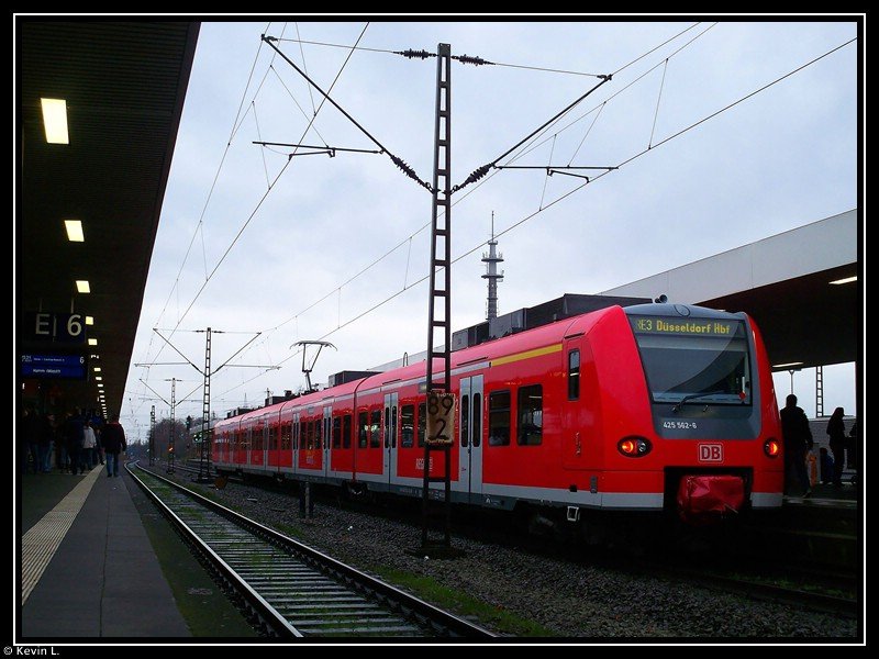 425 062 als RE 10322 nach Dsseldorf Hbf. Aufgenommen in Gelsenkirchen Hbf am 5.12.2009
