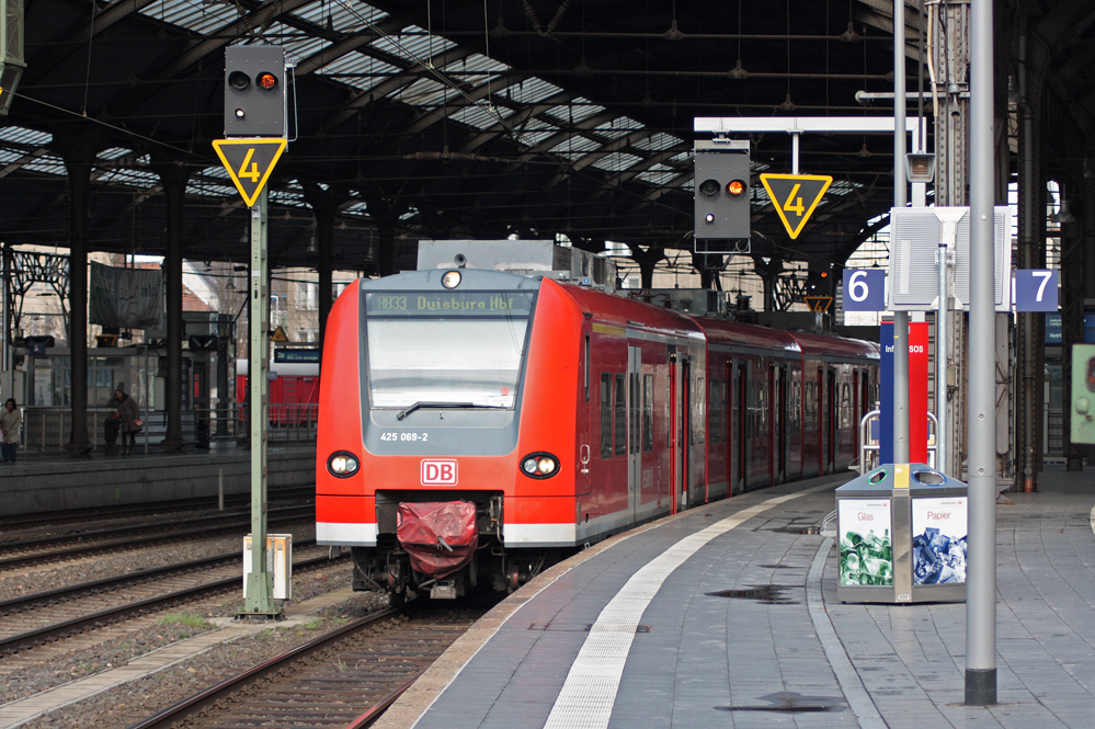 425 069-2 als RB11076 nach Duisburg steht abfahrbereit in Aachen Hbf 28.3.10