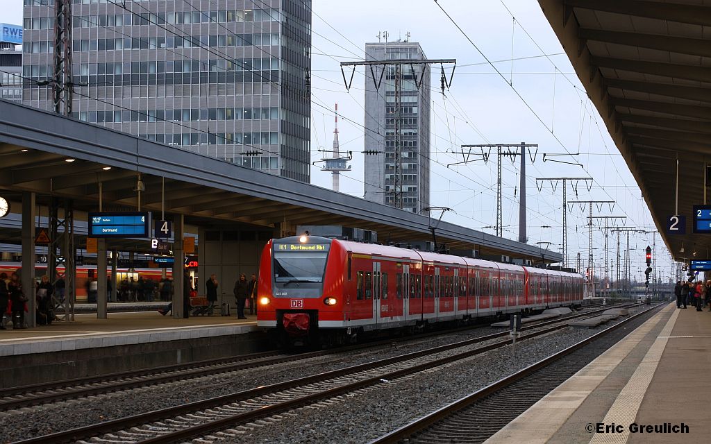425 069 mit einem RE1 nach Dortmund am 26.11.11 in Essen HBF.