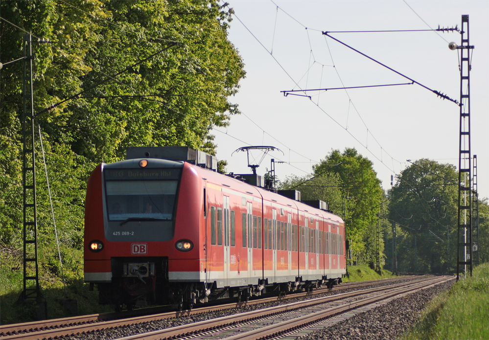 425 069/569 als RB11076 nach Duisburg am Km 26.0, 22.5.10