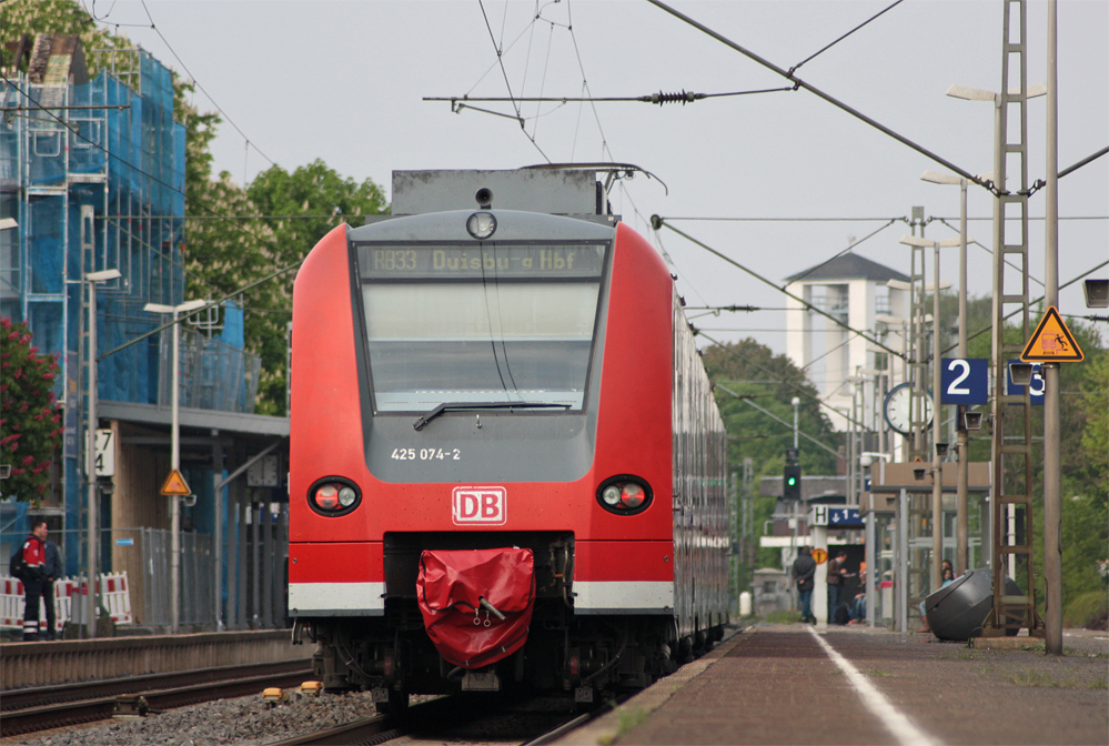 425 074-2 a�s RB11076 nach Duisburg kurz vor dem Halt in Geilenkirchen, 8.5.10