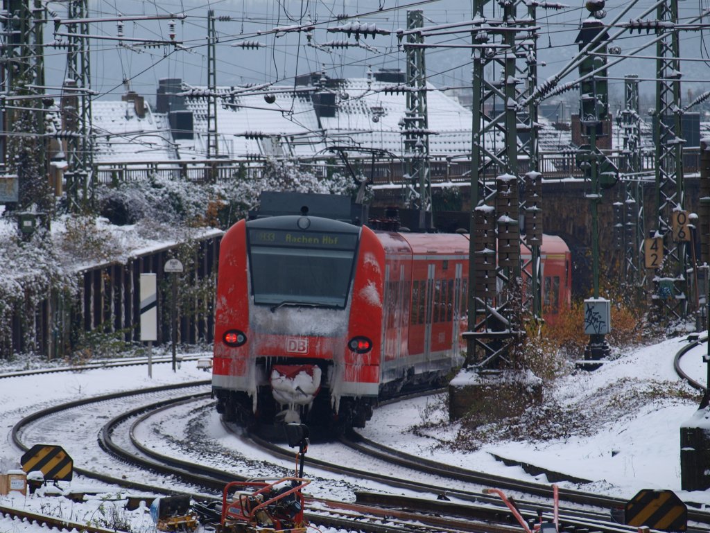 425 074-2 fhrt mit viel Eis am Heck am 30.11.2010 als RB33 aus Aachen West zum Haltepunkt Schanz.