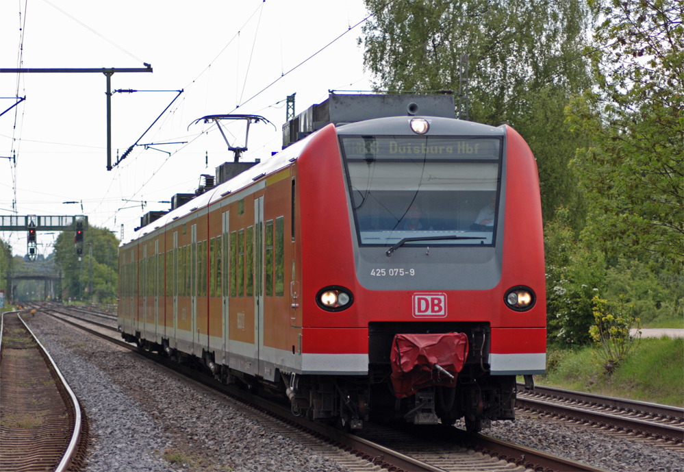 425 075-9 als RB11070 aus Aachen nach Duisburg bei der Einfahrt in Geilenkirchen, 16.5.10