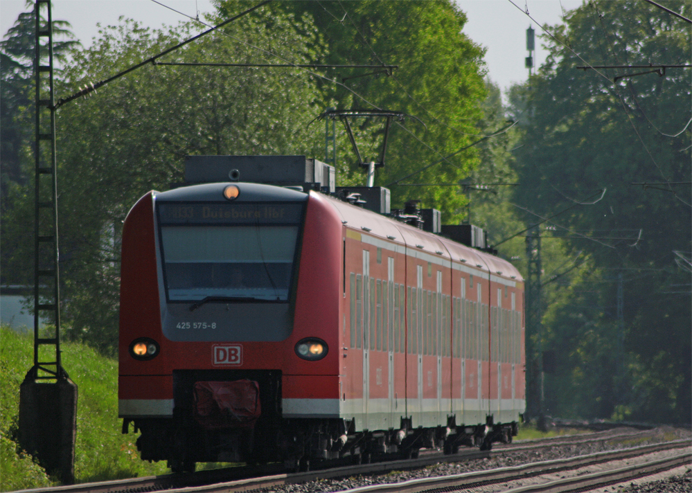 425 075-9 als RB11074 aus Aachen nach Duisburg am Km 26.0, 22.5.10