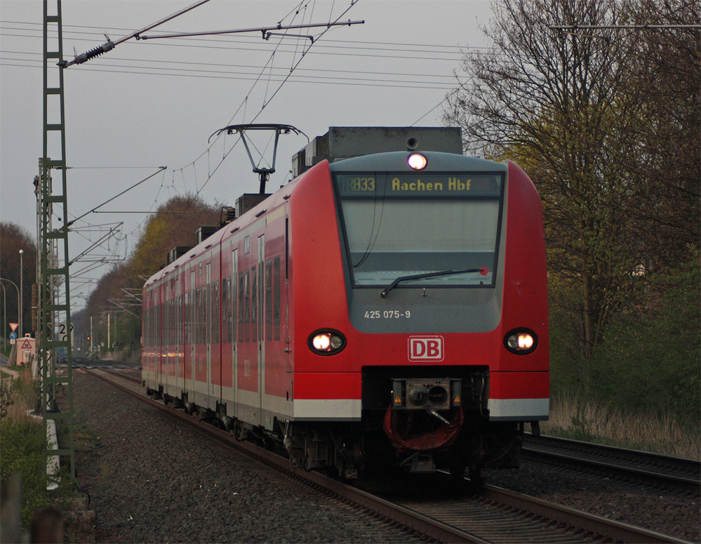 425 075-9 als RB33 aus Duisburg nach Aachen zwischen Lindern und Geilenkirchen an der ehem. Anrufschranke 14.4.10