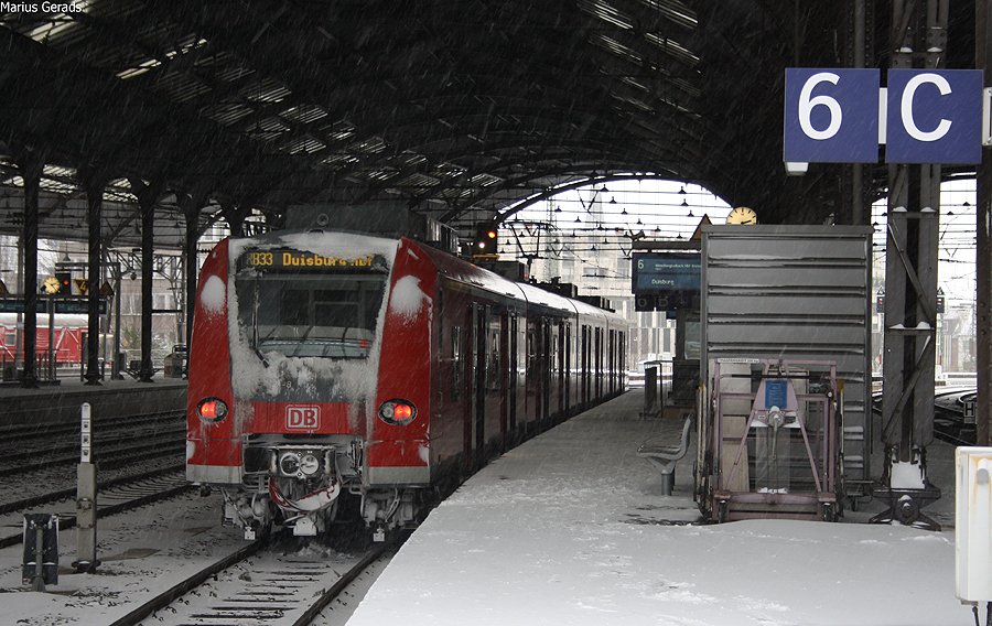 425 075 als RB11070 nach Duisburg kurz nach der Ankunft der Gegenleistung, trotz des Wetters, auf die Minute pnktlich! KA 21.12.09