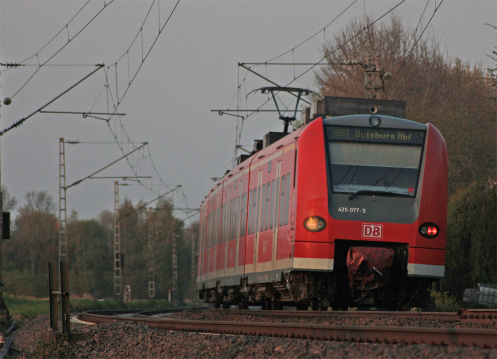 425 077-5 als RB11080 nach Duisburg am Km 25.8, 18.4.10