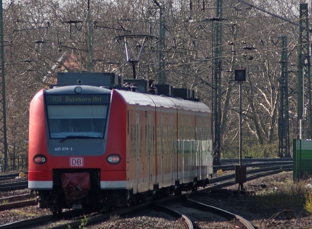 425 078-3 als RB11072 nach Duisburg bei der Ausfahrt in Viersen 6.4.10