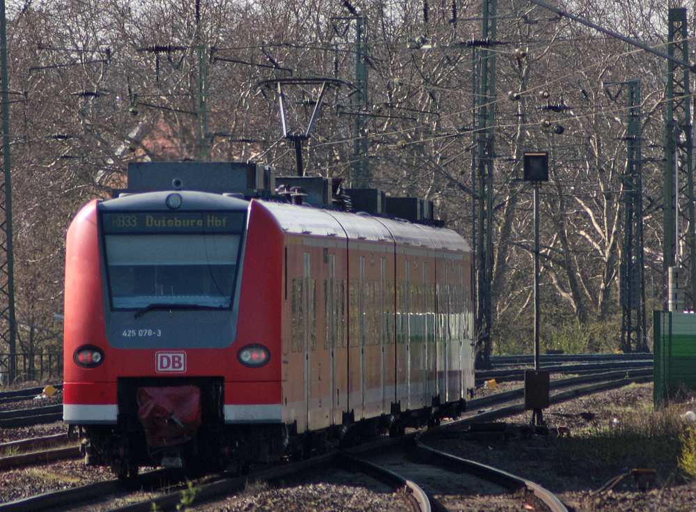 425 078-3 als RB11072 nach Duisburg bei der Ausfahrt in Viersen 6.4.10