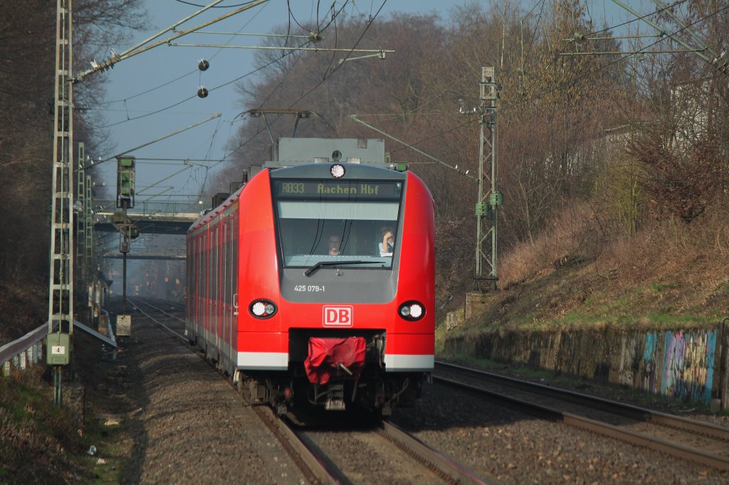 425 079-1 kommt als RB33 am 14.03.2012 auf der KBS 485 die Steigung von Herzogenrath nach Kohlscheid hoch.