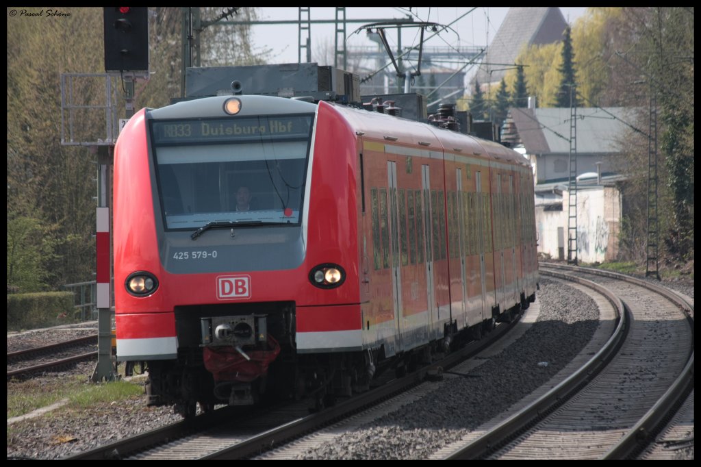 425 079 mit B-Kopf vorraus Unterwegs als RB33 nach Duisburg bei der Einfahrt von Erkelenz.
11.04.10 10:15