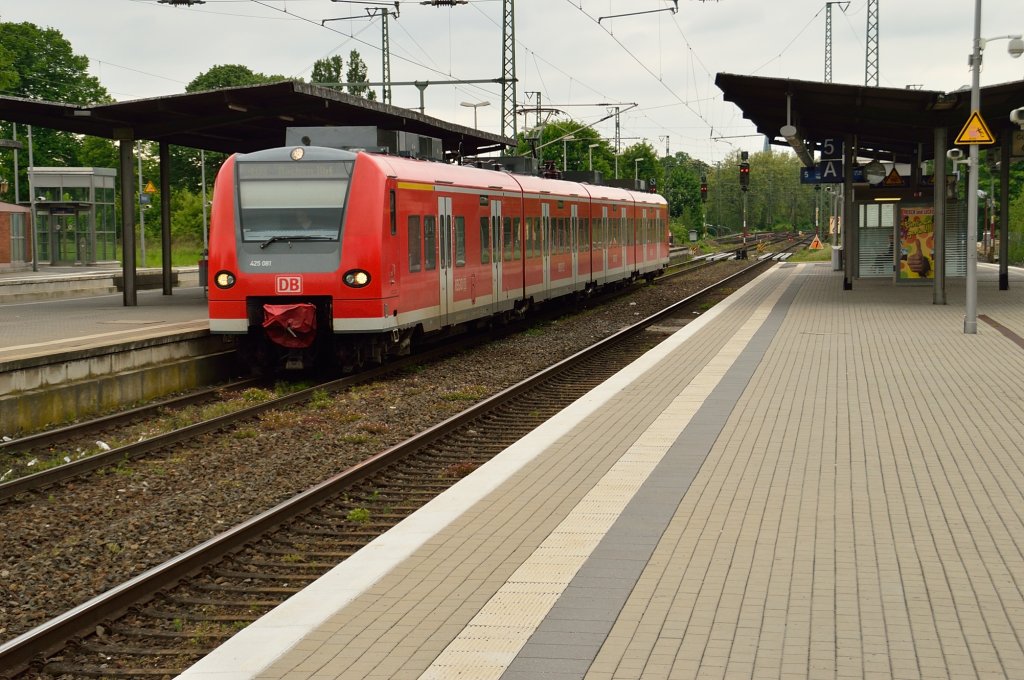 425 081 steht am Samstag den 18.5.2013 in Viersen am Bahnsteig Gleis 4 zur Weiterfahrt nach M�nchengladbach Hbf bereit, Ziel der RB33 ist aber Aachen Hbf.