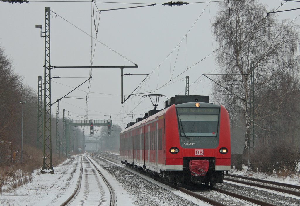 425 082 als RB33 nach Duisburg bei der Einfahrt in Geilenkirchen 12.2.10