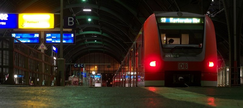 425 085 ist gerade als S-Bahn Rhein-Neckar in Karlsruhe Hbf angekommen. Aufgenommen am 24.11.2009
