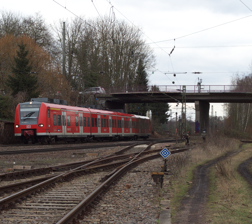 425 090-8, getauft auf den Namen  Saarlouis , hat als RE 60 nach Trier Einfahrt nach Bous. Bous war frher ein Bahnknoten, nach Rechts ging frher die Strecke ber die Saar nach Wadgassen ab.
KBS 685 20.02.2013