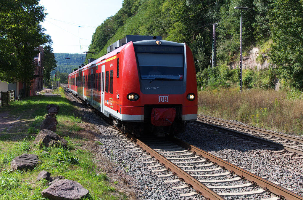425 090 ist auf der Linie RB 71 Trier - Homburg/Saar unterwegs. Gleich ist der ehemalige Bahnhof, jetzt Haltepunkt, Beckingen/Saar erreicht.
09.09.2012 KBS 685